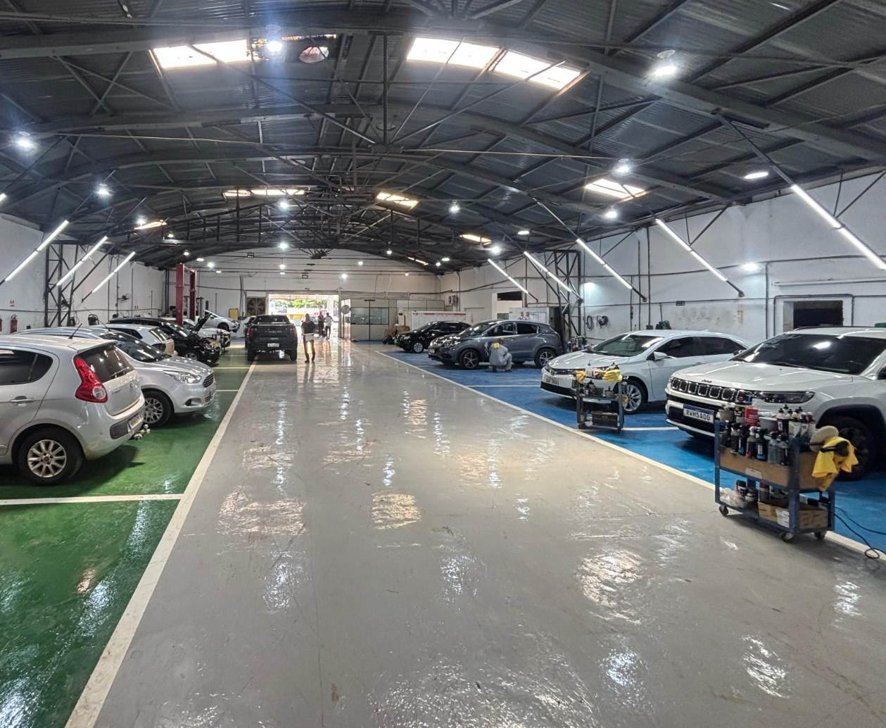 Interior da oficina RM Auto Center com veículos em atendimento